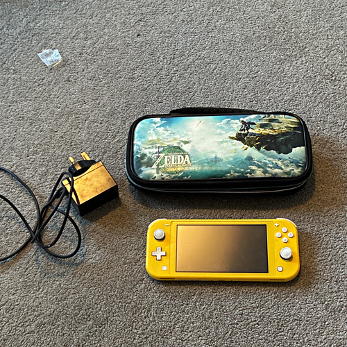 Nintendo switch lite yellow - nintendo,